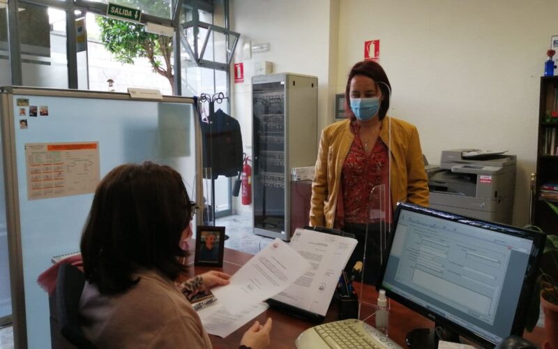 Lorena Rodríguez registrando la pregunta en la Asamblea